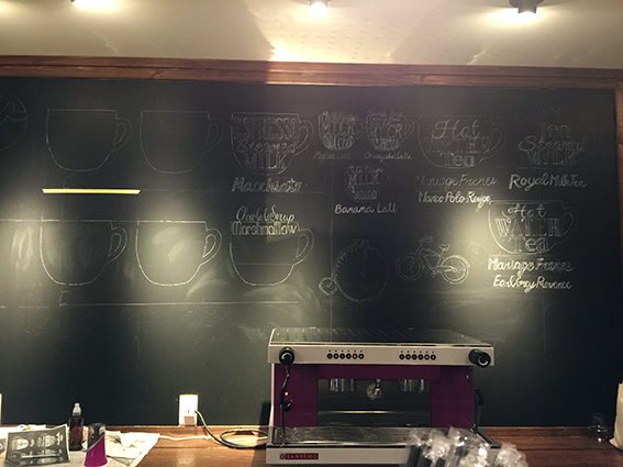 「velo café」店舗内　黒板壁直筆イラスト
