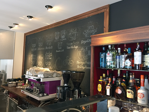 「velo café」店舗内　黒板壁直筆イラスト